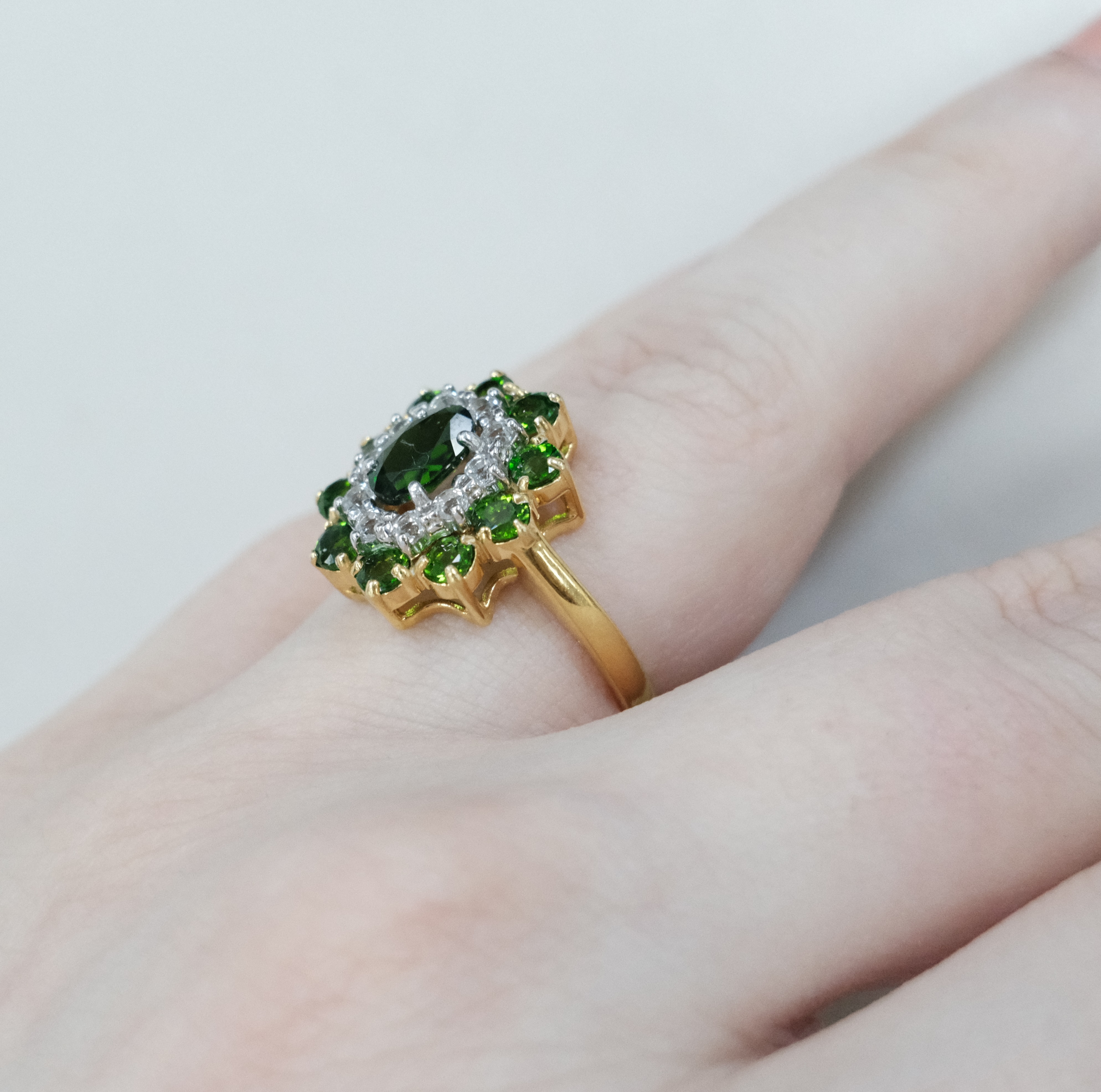 Серебряное кольцо с хромдиопсидами